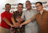 Layanan utama cash management untuk Senayan National Golf Club tersedia layanan payroll melalui BizChannel@CIMB yang merupakan internet banking CIMB niaga.
