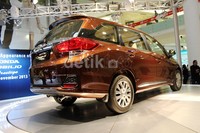 Perbedaan antara Mobilio standar dan Prestige terlihat dengan adanya penambahan fitur seperti Fog Lamp Garnish, door lower garnish, rear license garnish, dan exhaust pipe finisher yang lebih mewah dengan sentuhan krom.