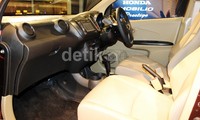 Mobil tersebut telah dilengkapi dengan 2DIN Touchscreen monitor head unit. Selain itu, Mobilio Prestige juga dilengkapi fitur keselamatan, seperti teknologi rangka G-CON+ACE, Dual SRS airbags, serta pretensioner and Load Limiter seatbelt.