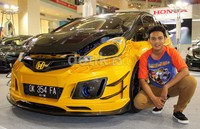 Gung Esa berpose dengan Honda Jazz miliknya.