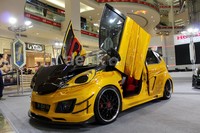 Dengan konsep ekstrem yang dipilih memang mobil harus memiliki kekuatan di setiap lini, terutama bagian eksterior. Esa pun mengubah total tampilan eksterior dengan menggunakan karbon pada bodinya, dan memperlebar badan mobil.