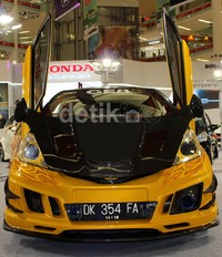 Kap mesin dibuat dari bahan karbon dilengkapi dengan sistem penggerak. Begitu juga dengan pintu gullwing (terbuka ke atas) yang terbuka dengan elektrik juga.