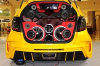 Demi menambah kenyamanan, Esa juga mengubah sistem audio dan entertainment standar bawaan Jazz.