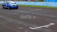 Di sisi pengereman, ABS (Anti-lock Braking System) dan EBD (Electronic Brake force Distribution) di mobil ini bekerja dengan baik.