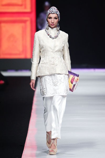 Jakarta, Indonesia - 20 Oktober. Itang Yunasz Indonesia Now. Jakarta Fashion Week 2014 at Senayan City. 20 Oktober 2013. Jakarta. [Foto: Mohammad Abduh/Wolipop]