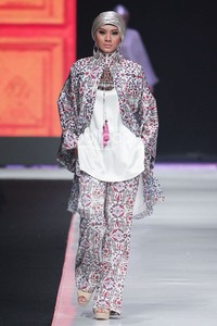 Jakarta, Indonesia - 20 Oktober. Itang Yunasz Indonesia Now. Jakarta Fashion Week 2014 at Senayan City. 20 Oktober 2013. Jakarta. [Foto: Mohammad Abduh/Wolipop]