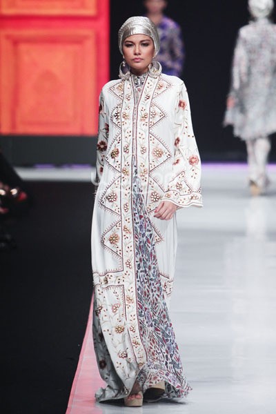 Jakarta, Indonesia - 20 Oktober. Itang Yunasz Indonesia Now. Jakarta Fashion Week 2014 at Senayan City. 20 Oktober 2013. Jakarta. [Foto: Mohammad Abduh/Wolipop]