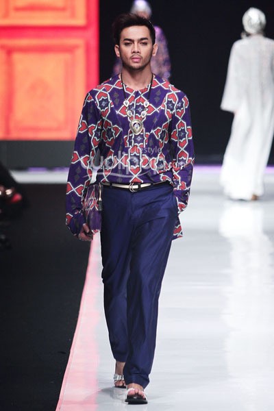 Jakarta, Indonesia - 20 Oktober. Itang Yunasz Indonesia Now. Jakarta Fashion Week 2014 at Senayan City. 20 Oktober 2013. Jakarta. [Foto: Mohammad Abduh/Wolipop]