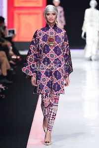 Jakarta, Indonesia - 20 Oktober. Itang Yunasz Indonesia Now. Jakarta Fashion Week 2014 at Senayan City. 20 Oktober 2013. Jakarta. [Foto: Mohammad Abduh/Wolipop]