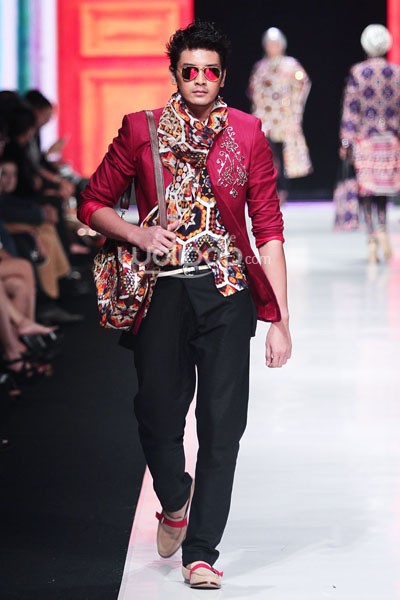 Jakarta, Indonesia - 20 Oktober. Itang Yunasz Indonesia Now. Jakarta Fashion Week 2014 at Senayan City. 20 Oktober 2013. Jakarta. [Foto: Mohammad Abduh/Wolipop]