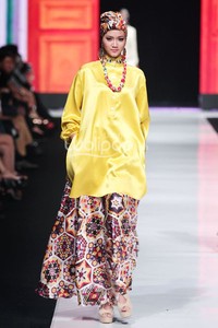 Jakarta, Indonesia - 20 Oktober. Itang Yunasz Indonesia Now. Jakarta Fashion Week 2014 at Senayan City. 20 Oktober 2013. Jakarta. [Foto: Mohammad Abduh/Wolipop]