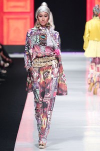 Jakarta, Indonesia - 20 Oktober. Itang Yunasz Indonesia Now. Jakarta Fashion Week 2014 at Senayan City. 20 Oktober 2013. Jakarta. [Foto: Mohammad Abduh/Wolipop]