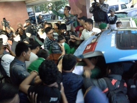 Ratu Tatu Menangis Saat Datang ke Rumah Atut