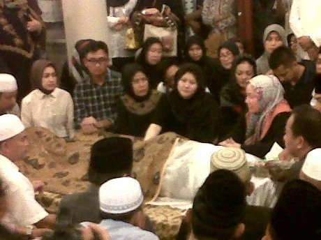 Akbar Tandjung Melayat Jenazah Hikmat Tomet