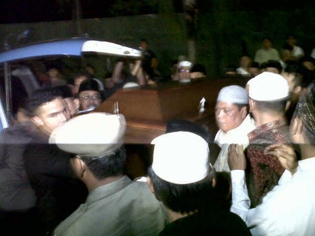 Jenazah Hikmat Tomet Tiba di Rumah Dinas Atut