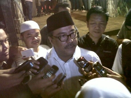 Rano Karno dan Ribka Tjiptaning Melayat Suami Atut