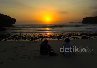 Keindahan Sunset di Pantai Srau Patut Dicoba