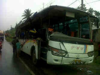 Polisi Buru Sopir Bus Penabrak Truk yang Tewaskan 7 Penumpang