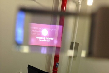     Saat perintah suara kita kurang terdengar, akan muncul tampilan error seperti ini. Saat dijajal detikINET beberapa waktu lalu, Google Glass memang masih sangat sensitif jika suasananya terlalu bising. (kredit foto: Mashable)