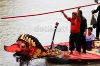 Getek atau rakit-rakit hias melaju di tengah Bengawan Solo dari Kampung Sangkrah menuju Kampung Sewu, dengan jarak tempuh sekitar 4 km.
