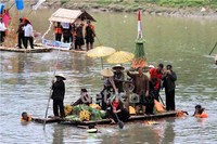 Festival juga diramaikan para petinggi kota. Wali Kota Surakarta, Hadi Rudyatmo (berbaju lurik), dan Ketua DPRD Kota Surakarta, YF Sukasno (berbaju hitam), duduk di bagian kanan di kiri rakit mengayuh sampan.