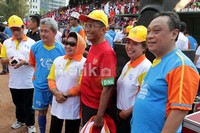 Dahlan Iskan datang dengan ditemani sang Istri tercinta.