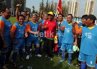 Dahlan berpose dengan para peserta.