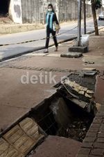 Trotoar Amblas Bahayakan Pengguna Jalan