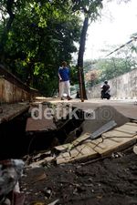 Trotoar Amblas Bahayakan Pengguna Jalan