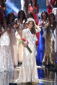 Gabriela pun tampak menawan dengan balutan gaun berwarna silver yang berkilau. (Getty Images)
