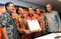 Kedua belah pihak menunjukan hasil penandatangan kerjasama tersebut kepada media.     