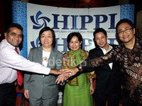 Bersama Managing Director DP Information Group Chen Yew Nah, Ketua umum Himpunan Pengusaha Pribumi Indonesia (HIPPI) Suryani S Motik dan Kompartemen Pengembangan Kawasan HIPPI Randy Tedjo Kusumo dan Kompartemen Antar Lembaga Keuangan HIPPI Gatot Prawiro.