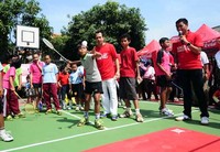 Sejumlah legenda bulutangkis dan atlet nasional seperti Rexy Mainaky, Hayom Rumbaka, dan Adriyanti Firdasari tak ketinggalan ikut mengkampanyekan gerakan 'Angkat Raketmu' di Malang.