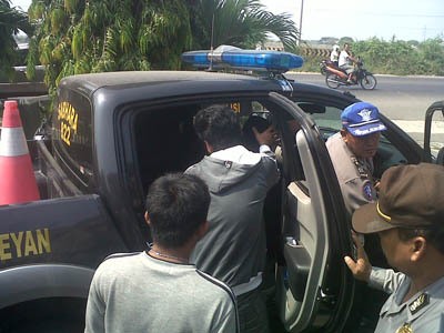 Aksi Warga Duduk Sampeyan Blokir Rel KA Dibubarkan Polisi