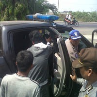 Aksi Warga Duduk Sampeyan Blokir Rel KA Dibubarkan Polisi
