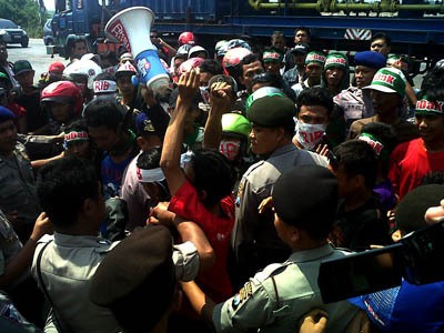 Pendemo Blokir Rel Serbu Polsek Duduk Sampeyan Tuntut Rekannya Dibebaskan