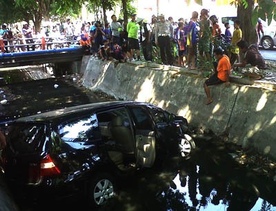Pengemudi Ngantuk, Livina Mandi di Sungai Nginden