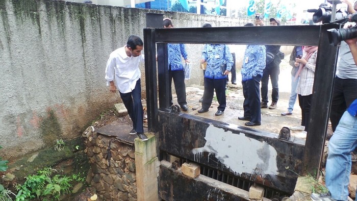 Cek Saluran Air, Jokowi Temukan Pemasangan Kabel yang Tak Sesuai Aturan