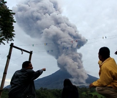 Radius Luncuran Awan Panas Gunung Sinabung Mencapai 1,5 Kilometer