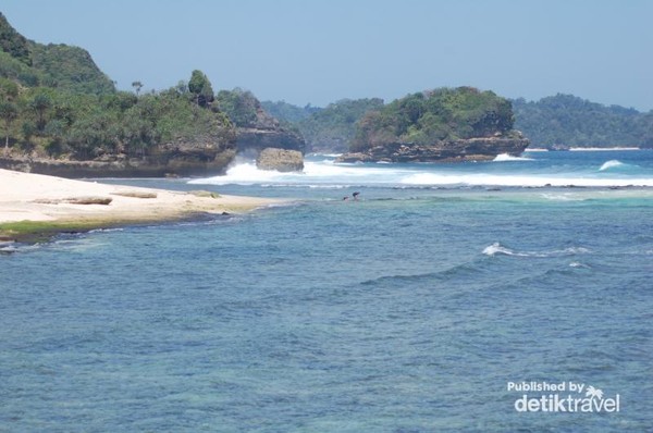 Pantai Goa Cina Perawan Yang Sedang Mekar Di Malang