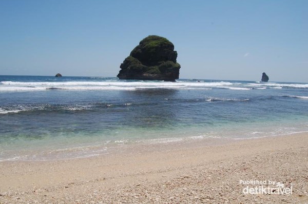 Pantai Goa Cina Perawan Yang Sedang Mekar Di Malang