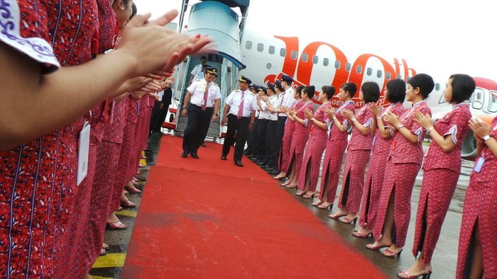 Bertuliskan Thank You Indonesia, Pesawat Lion Air Disambut Pramugari Cantik