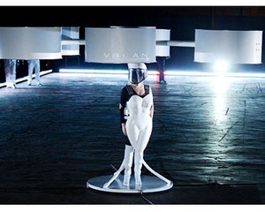 Foto: Lady Gaga Pakai Gaun Terbang Pertama di Dunia