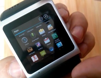Tidak seperti Galaxy Gear yang berfungsi sebagai ‘kepanjangan tangan’ dari Galaxy Note 3 untuk menampilkan notifikasi email, pesan teks, foto ataupun video serta fungsi-fungsi dasar lainnya, smartwatch GooPhone mampu berdiri sendiri. (kredit: tabkul)