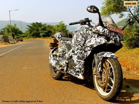 Bajaj Pulsar 375 Kejepret Kamera Saat Diuji di Jalan Umum