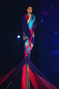 Dibalut kain warna-warni, Katy Perry bergantung di atas panggung saat membuka set penampilannya dengan single 'Unconditionally'. Ian Gavan/Getty Images.