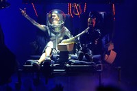 Single hits 'We Can't Stop' membuka penampilan Miley Cyrus yang turun ke panggung dengan setelan seperti astronot. Gareth Cattermole/Getty Images.