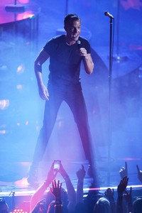 Musisi indie rock Brandon Flowers, membuat suasana memanas. Ian Gavan/Getty Images.     