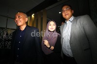 Eddies meninggalkan Polda Metro Jaya seusai diperiksa penyidik.