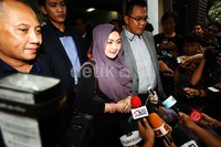  Eddies memberikan keterangan pers.